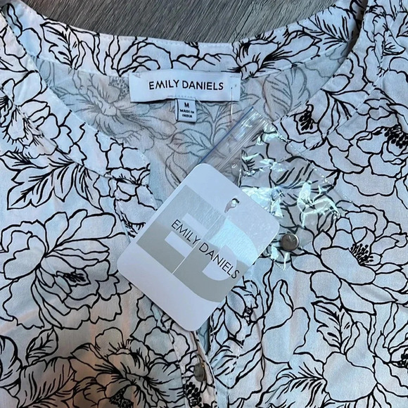 Emily Daniels white black pullover vneck quarter button blouse - Picture 4 of 8